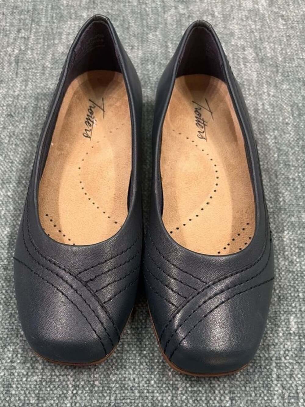 Trotters Sasha Square Toe Flat Size 6W Navy Leather